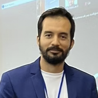 um homem de terno com os braços cruzados